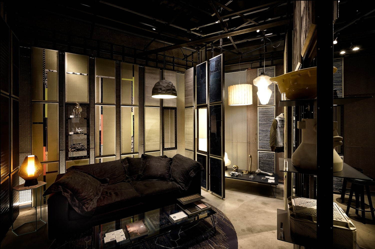 ディーゼル リビング新作「宇宙飛行士型」テーブルライト、幻想的に光