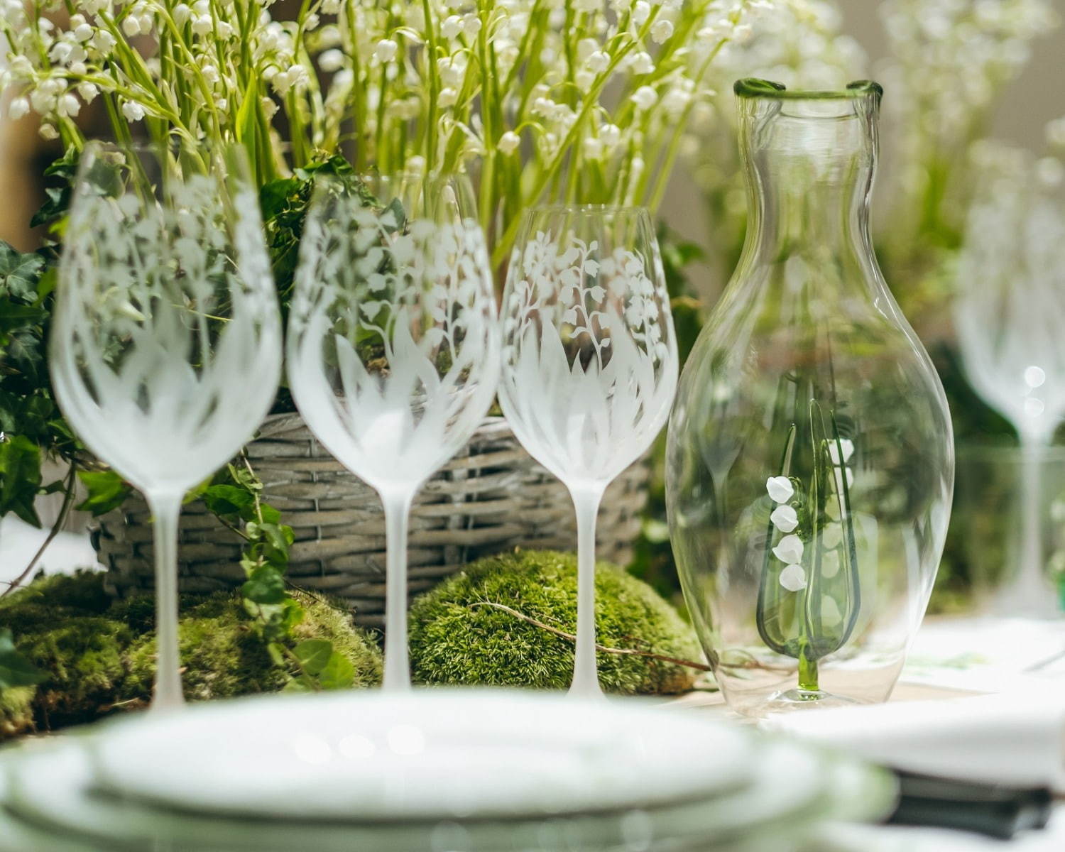 ディオール メゾンから“スズラン”モチーフの食器や雑貨、新作「リリー