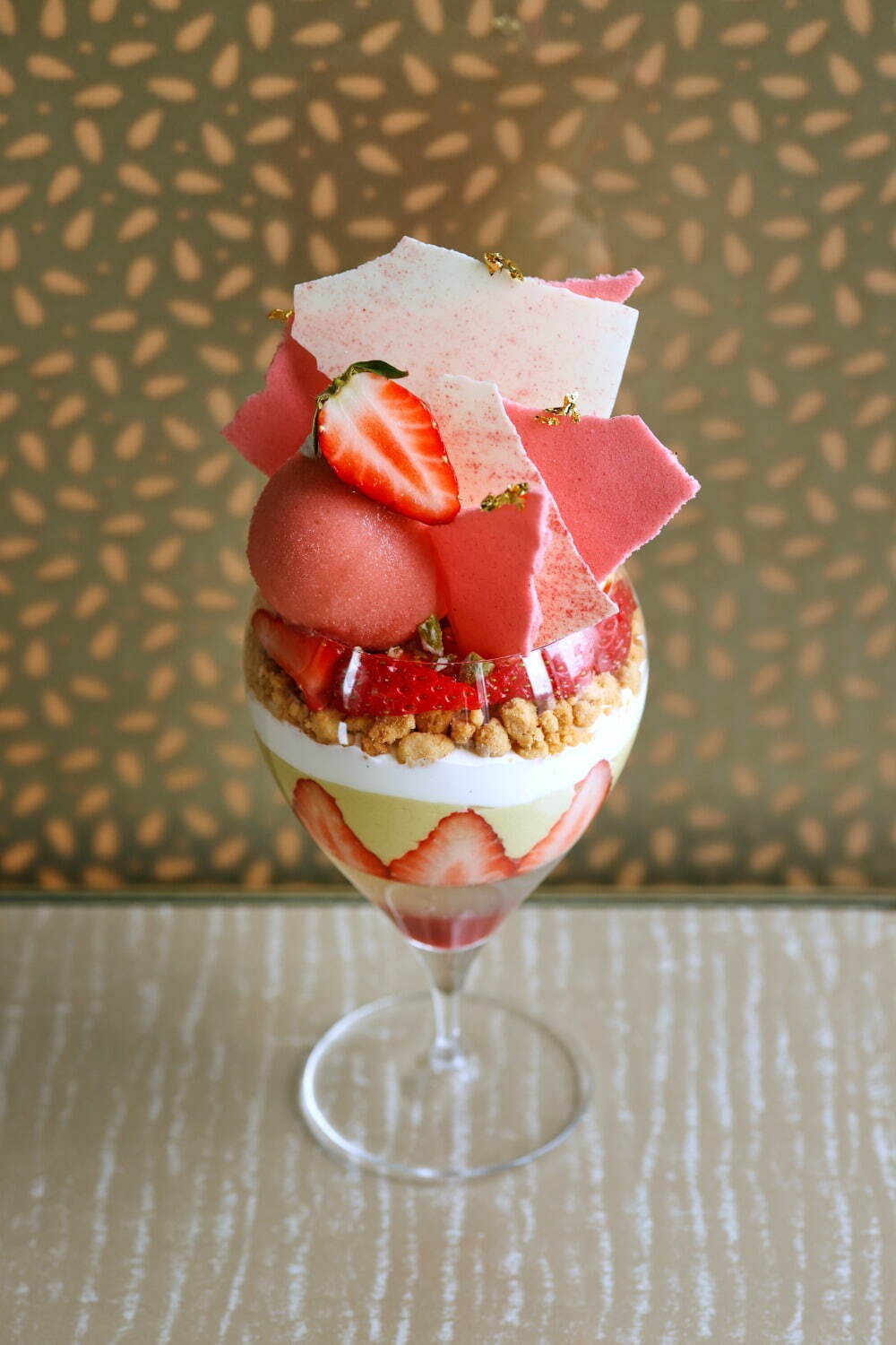 エンポリオ アルマーニ カフェ「苺×ピスタチオのパフェ」ごろっと苺