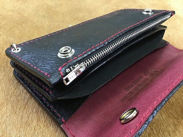 革工房ホークフェザーズ / ペイズリー型押しトラッカーウォレットA1/赤