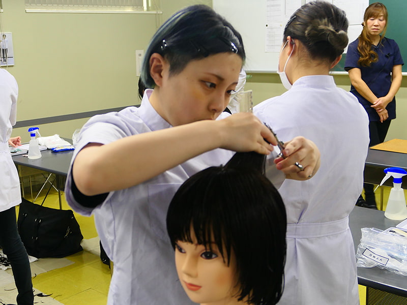 美容師国家試験の予行練習中！（2020年2月）｜お知らせ｜鎌倉早見美容