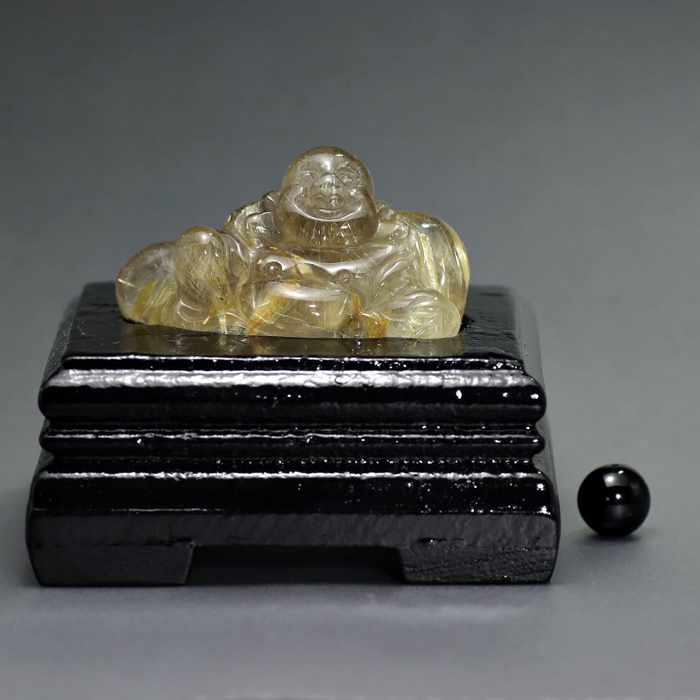 ブラジル産]ゴールドルチルクォーツ彫刻/布袋様（専用木製台座付