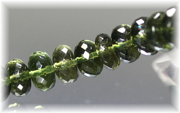 3A++]天然モルダバイトボタンカットブレスレット（約9.4-10.3mm・鑑別