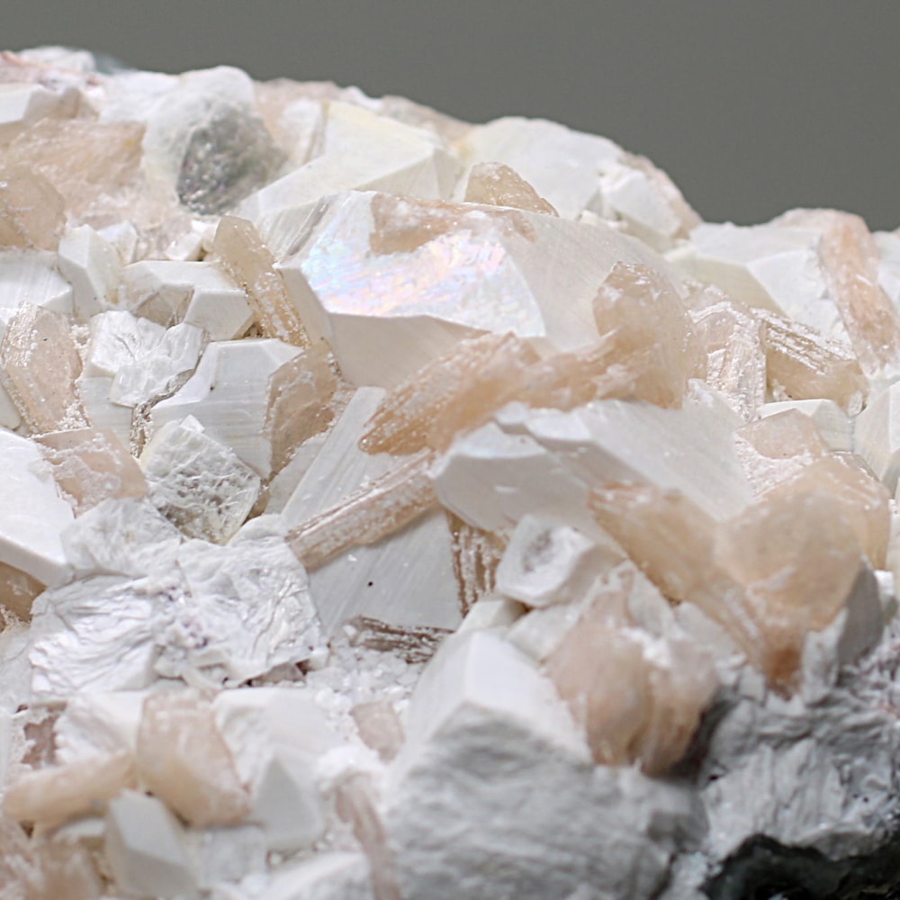 インド/プネー産]変種アポフィライト共生？スティルバイト原石