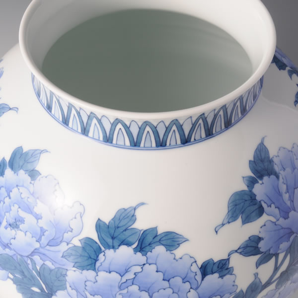 Japan Pottery Net / 鍋島染付牡丹文手造り花瓶