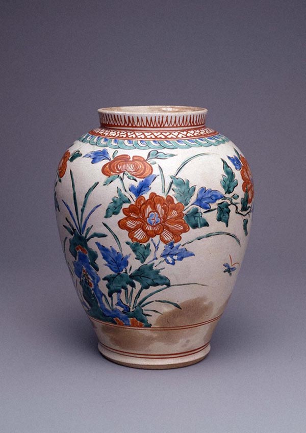 粉彩団蝶文碗｜展示中の日本・東洋のやきもの｜コレクション｜岡田美術館