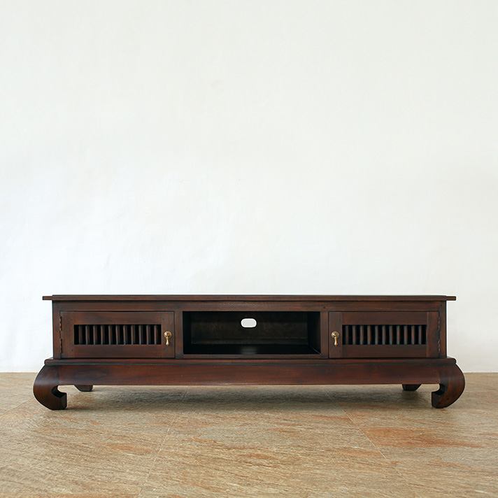 高級感溢れるチーク材TVボード。まさにこのデザインは主役級の存在感