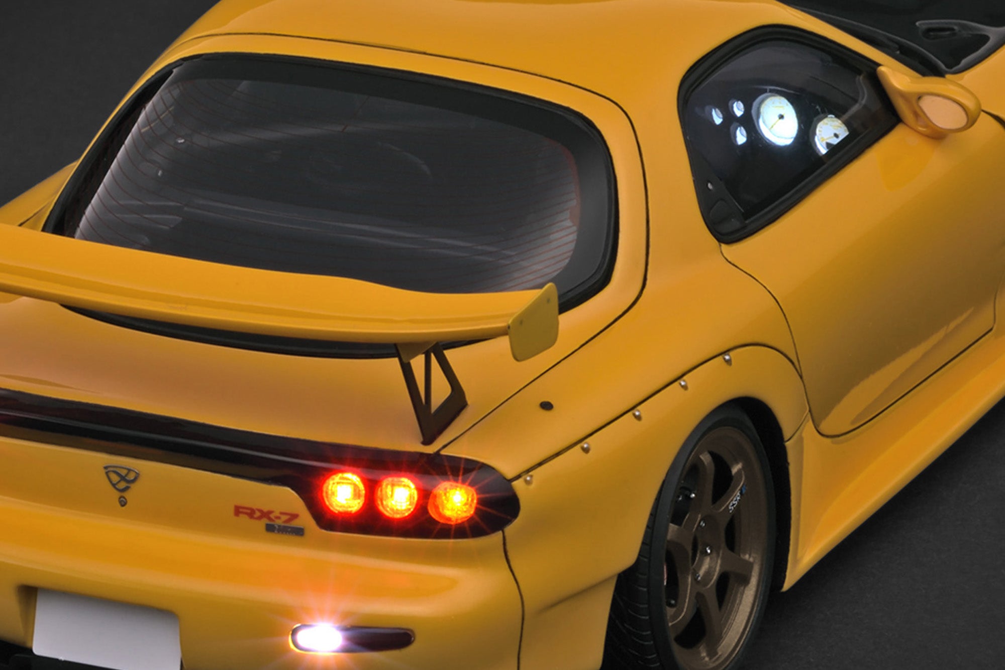 Ignition Model 1:18 Mazda RX-7 (FD3S) INITIAL D in Yellow with LED