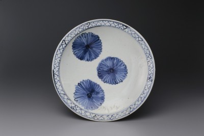 初期伊万里三菊文皿 | 商品詳細 東洋古陶磁の前坂晴天堂