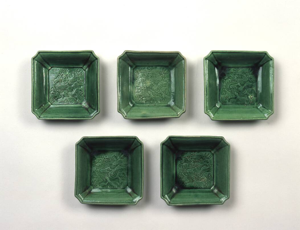 緑釉龍文角皿（5客） – 兵庫陶芸美術館 収蔵品データベース