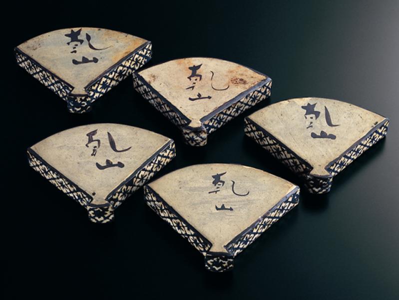 乾山銹絵染付絵替扇形向付 - MIHO MUSEUM