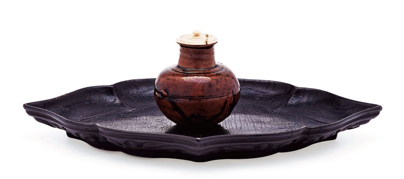 唐物丸壺茶入（ 宗及丸壺）附 菱形内黒外屈輪文盆 - MIHO MUSEUM