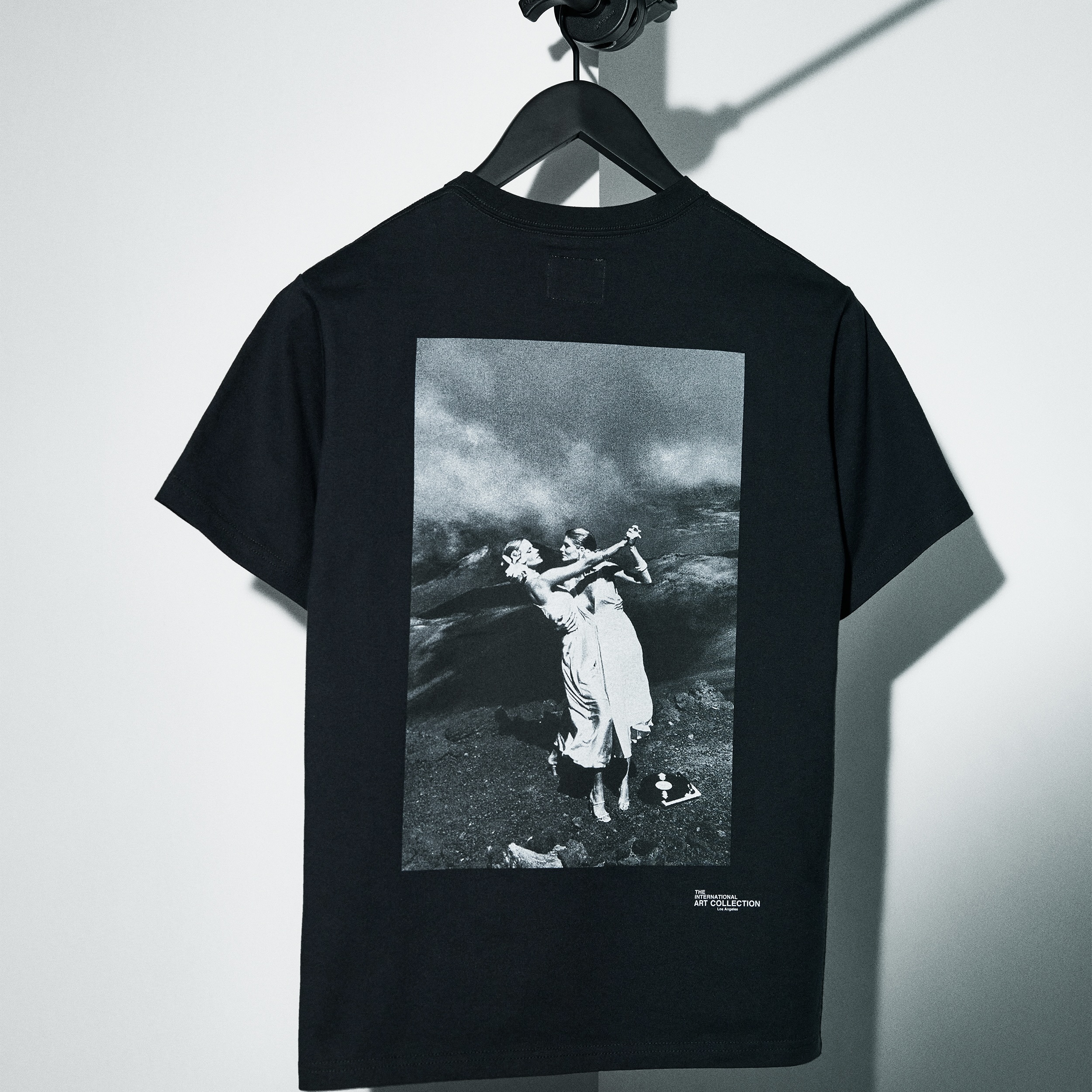 ジ インターナショナル アート コレクション〉のフォトTで、日常に