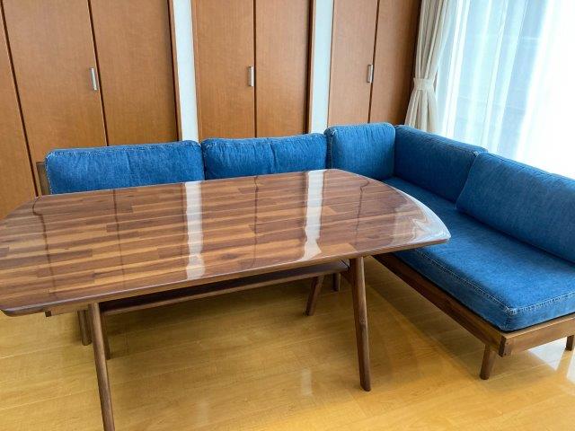 ウニコSWELLA(スウェラ)テーブル W1400に透明マットを敷いた口コミ多数