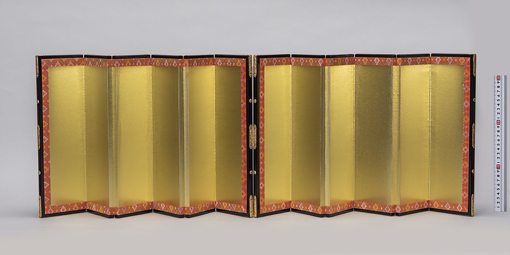 金屏風 六曲一双金屏風 (朱と黒の縁) / マイハウスレンタル 撮影・展示