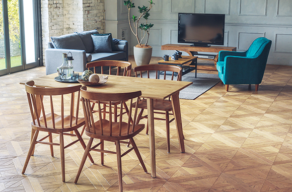 幅広いコーディネートで活躍！オーク天然木のダイニングテーブル