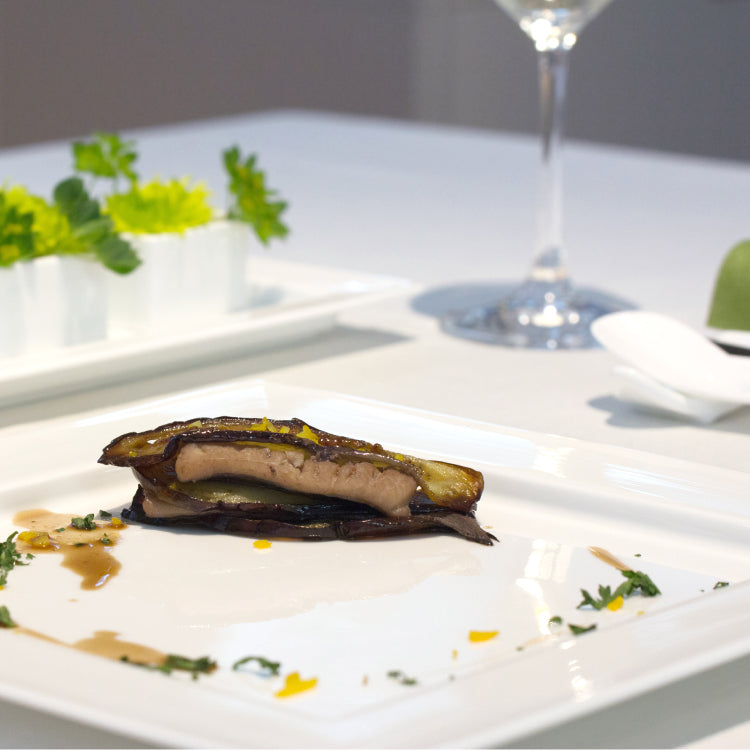 白いブランド食器｜27cmフラットスクエアプレート｜EXQUISITE