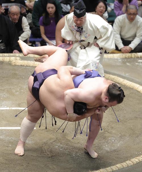 43代式守伊之助が自信の軍配「際どいと思っていませんでした」 2日目の