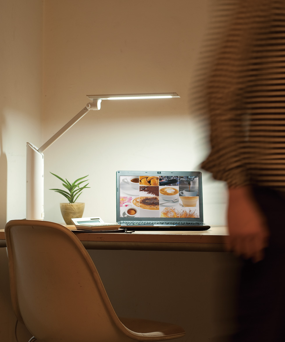 Z-3600 Z-Light（ゼットライト) デスクライト 人感センサ コンセント付