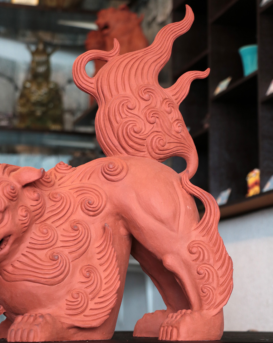 魔除け獅子「伏せシーサー」 作 新垣信一