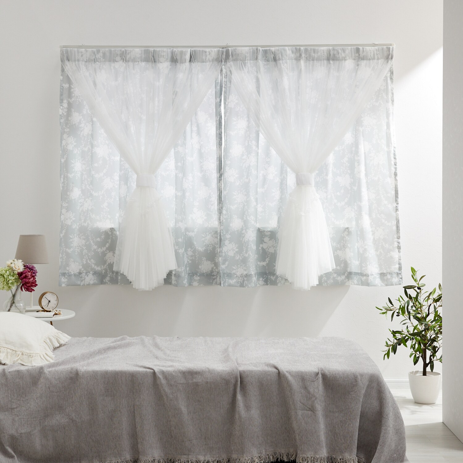 ドレッシー 贅沢仕様の フリル二重レースカーテン ブーケ柄 2枚組