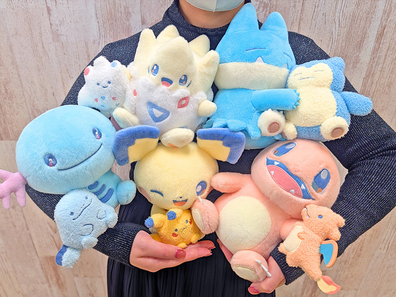 トレーナーからもらったぬいぐるみと遊ぶポケモンたちのグッズ「Little