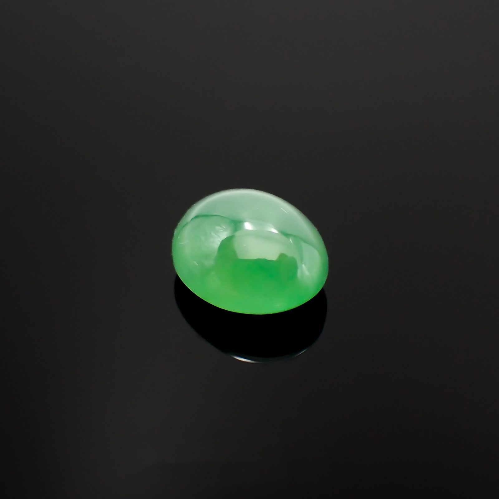 翡翠(宝石名ジェダイト(翡翠))ビルマ産 ソ付(彩珠) 2.199ct / 8.6x7mm