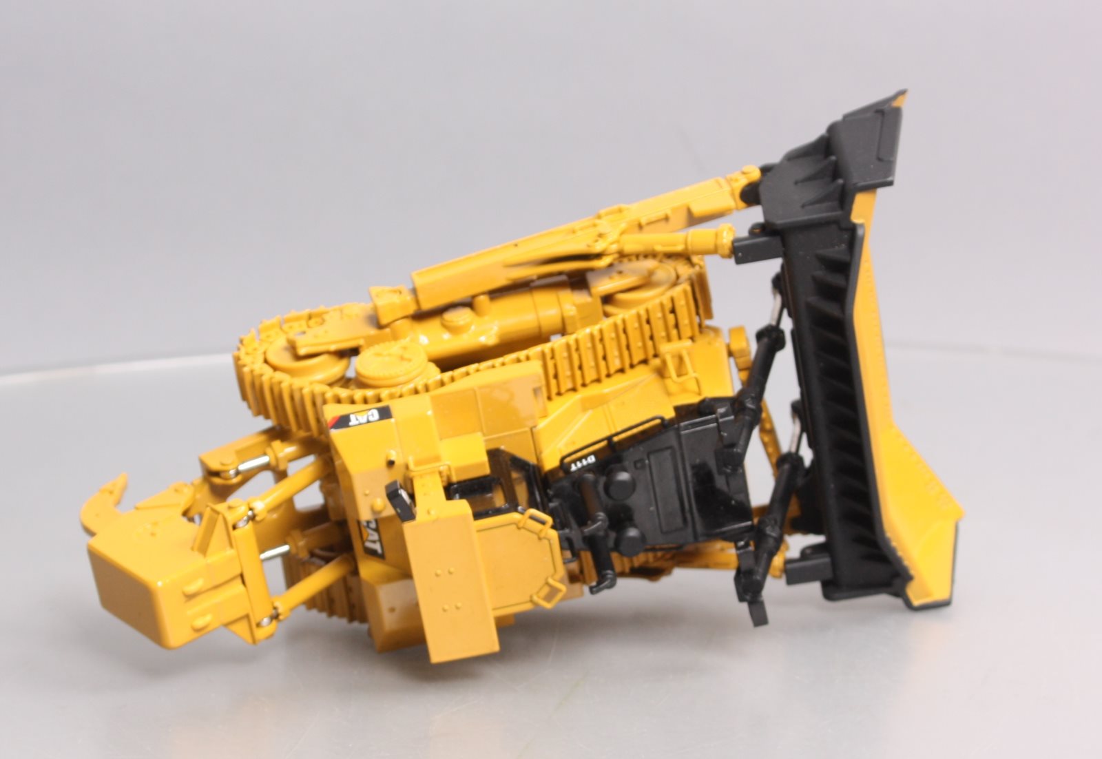 Norscot 55212 1:50 Caterpillar D11T Assembled Track-Type Tractor