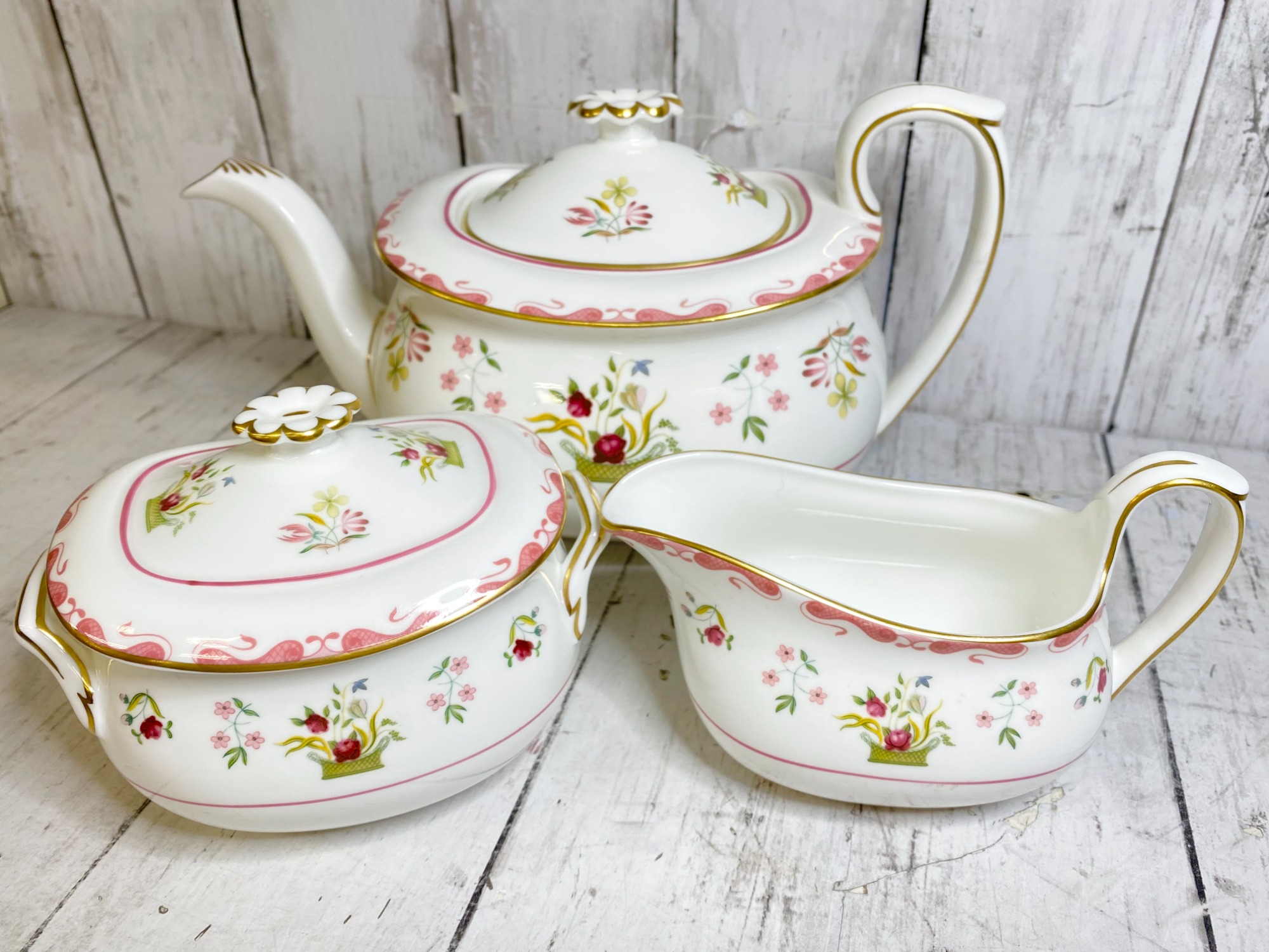 Wedgwoodのティーポット・シュガーポット・ミルクポットを買取入荷しま