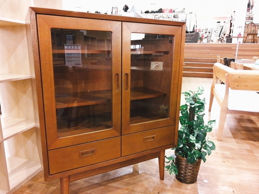 またまた入荷！溢れるヴィンテージ感！カリモク60＋ 2枚扉カップ