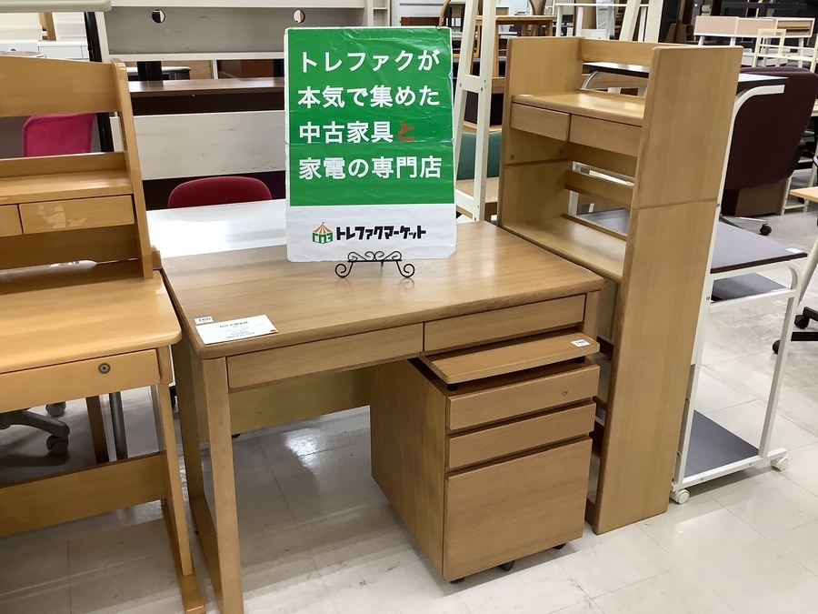 学習机や学習椅子大量展示中！浜本工芸やIDC大塚家具の商品も沢山