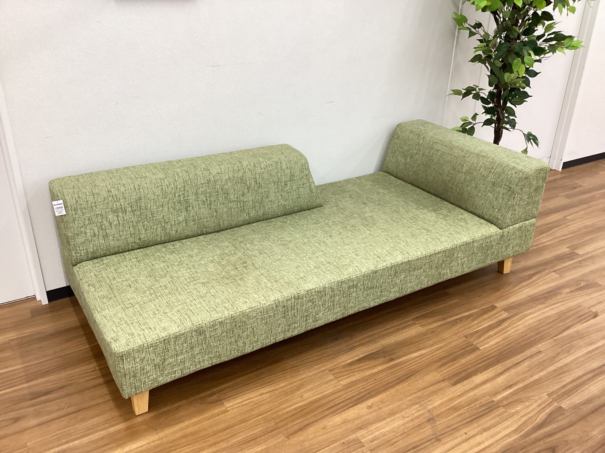 FLANNEL SOFA（フランネルソファ）】アシンメトリーフォルムが特徴的な