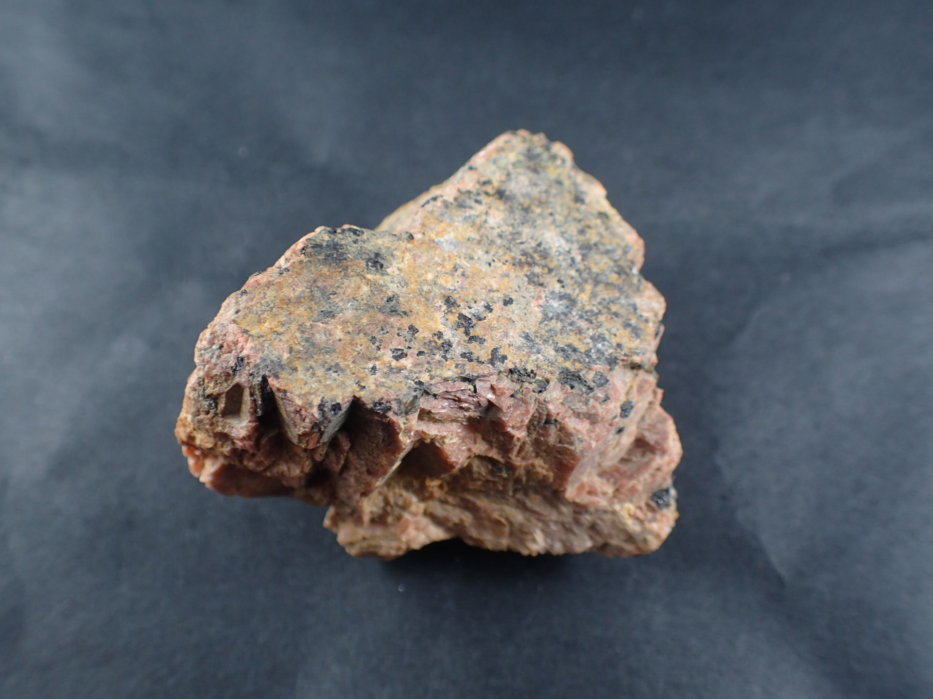 閃ウラン鉱（Uraninite) 福岡県田川郡川崎町小峠 産 ｜石の販売専門店