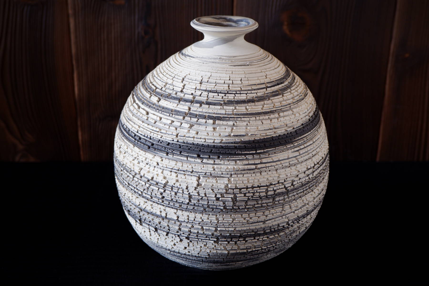 黒白練り込み裂紋花器1 | 沖縄 陶芸家 陶器・植木鉢の通販サイト | 陶