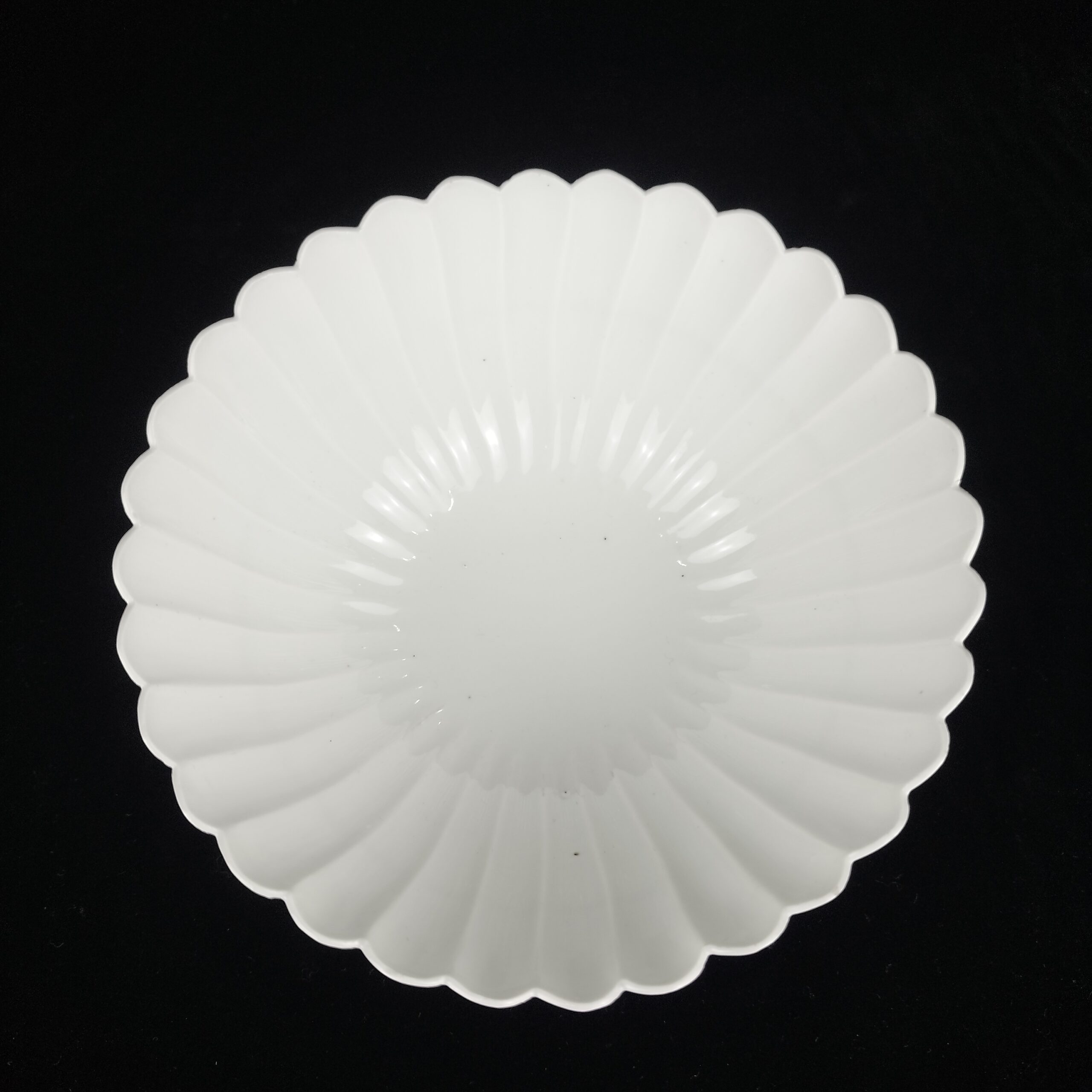 伊万里 柿右衛門白磁菊割小鉢 8客組 – 古美術西川