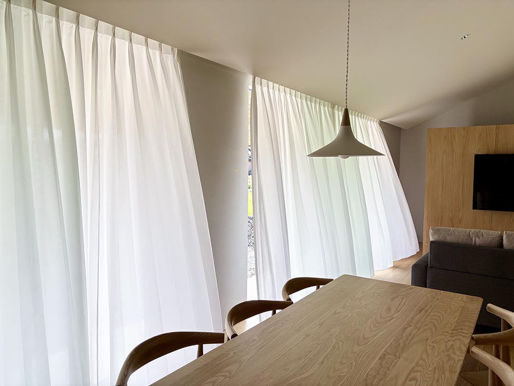 大きい窓に、明かりは入れて暑さはカットできるネフライトカーテンを
