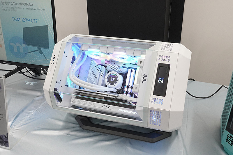 八角柱型の“魅せる”PCケースやあじさいカラーモデルなど発売前製品を