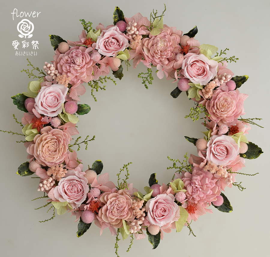 華やかな色合いのプリザーブドフラワーリース 赤いバラとピンクの
