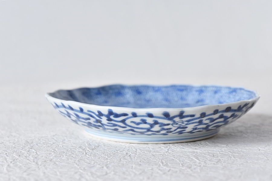 古伊万里 染付 微塵唐草 成化年製文 輪花型 六寸皿 - 生活骨董と古布の