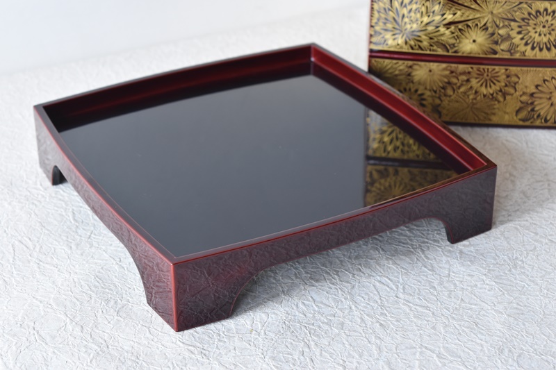 輪島塗 稲忠漆芸堂謹製 沈金蒔絵 台付き三段重箱 - 生活骨董と古布の