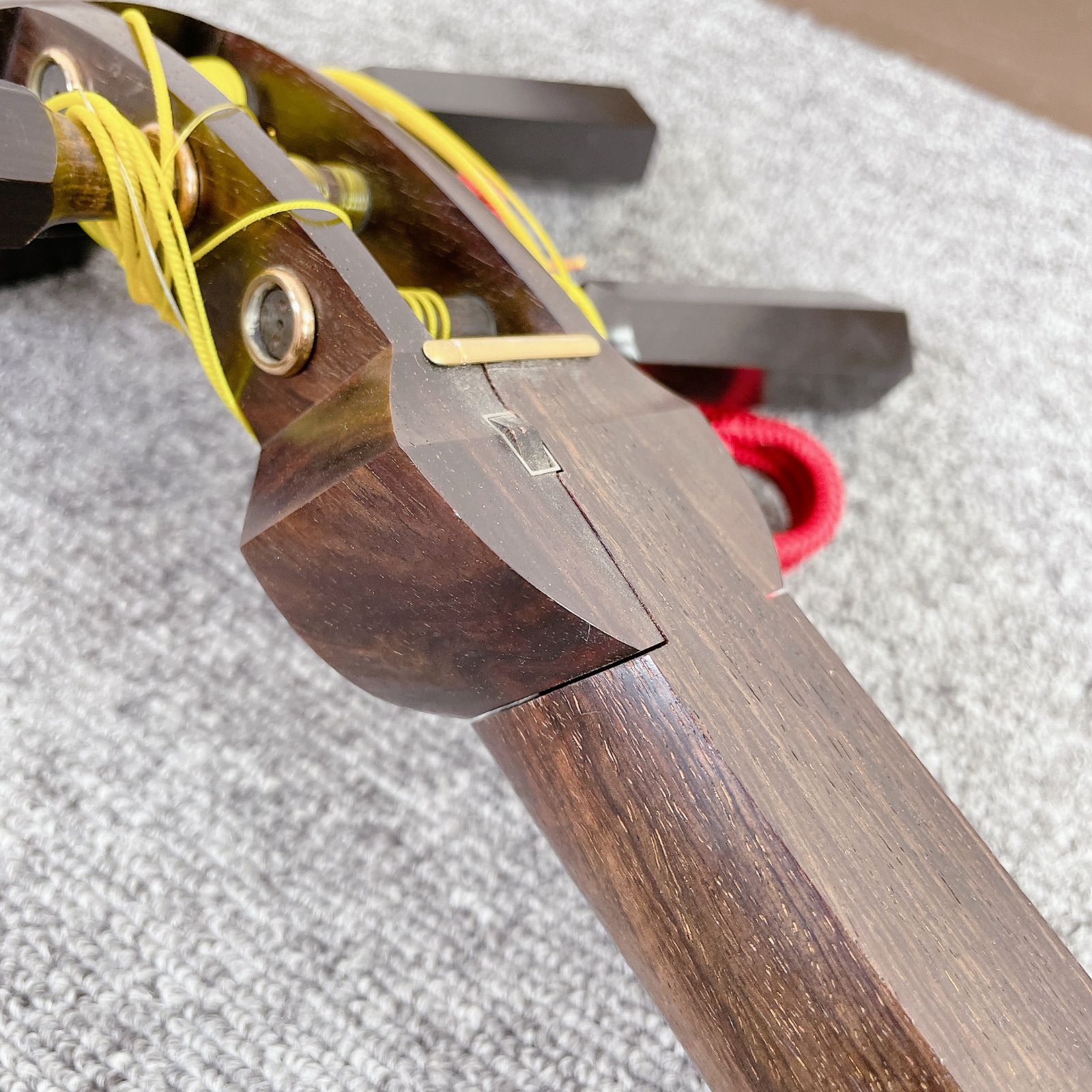 津軽三味線 太棹 紅木 東さわり 丸打胴 正棹 段違い溝 犬皮 - メルカリ