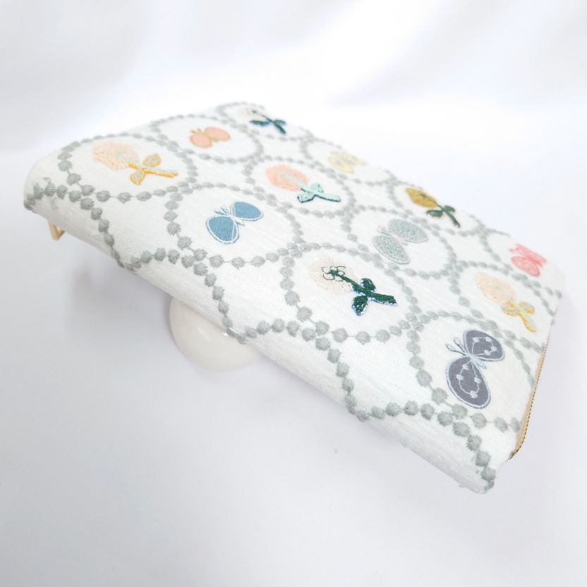 B6】刺繍13 ホワイト×グレー タンバリン choucho skip マルチケース