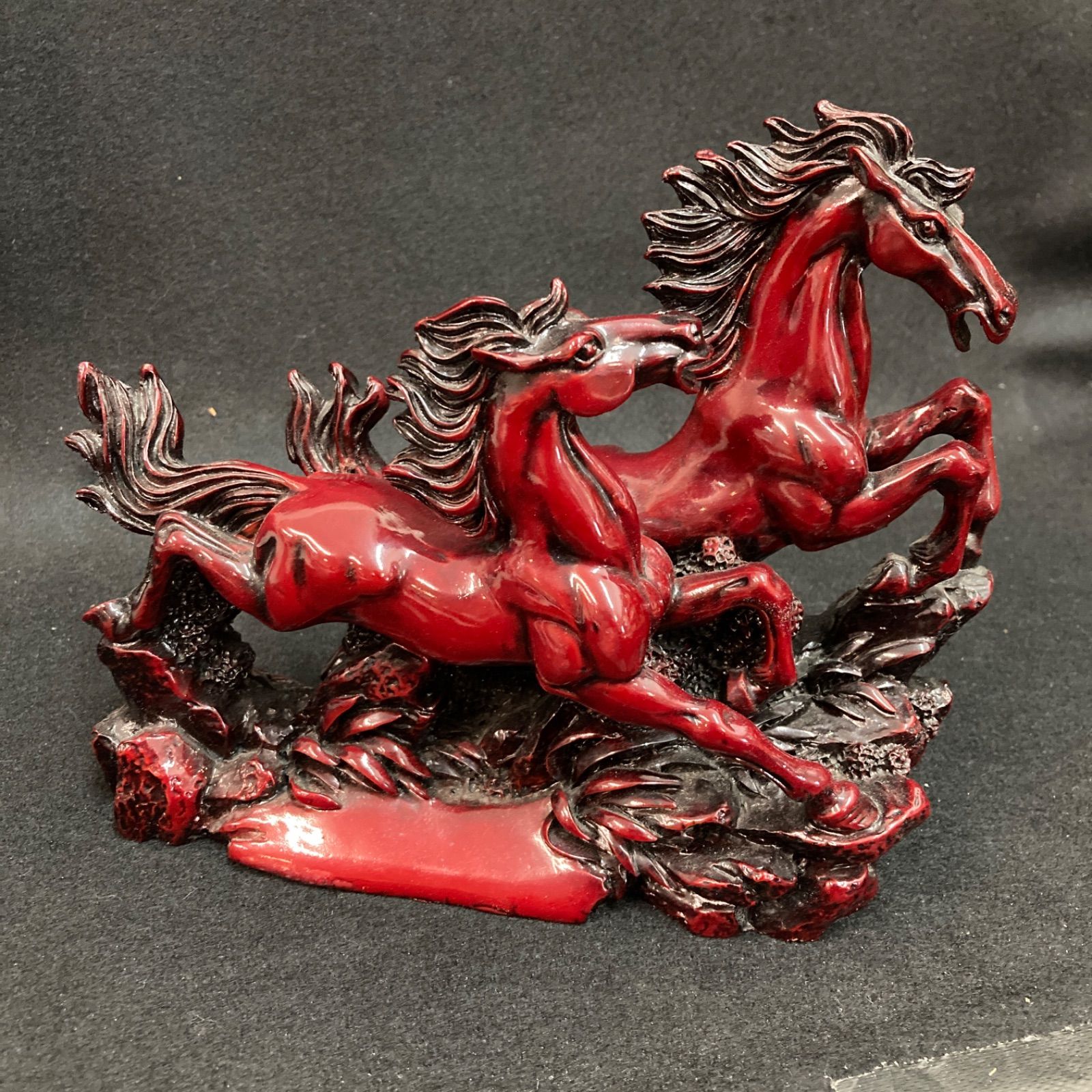 赤い馬の彫刻 木製？ 置物 幅約21cm 高さ約18cm 開運 風水 - メルカリ