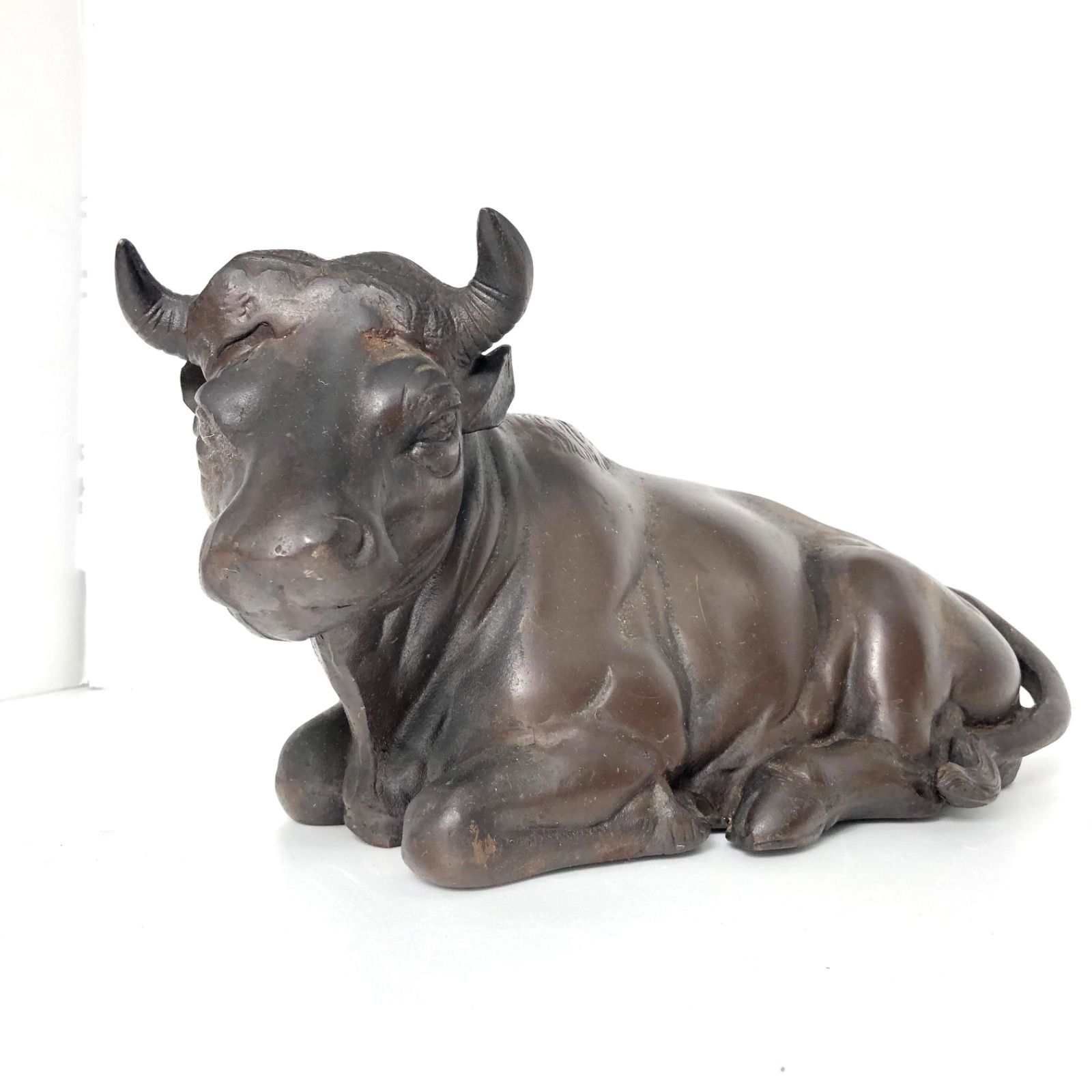 ②牛 美術工芸品「座る牛」彫刻 在銘「呂」丑 オブジェ 置物 牛 金属