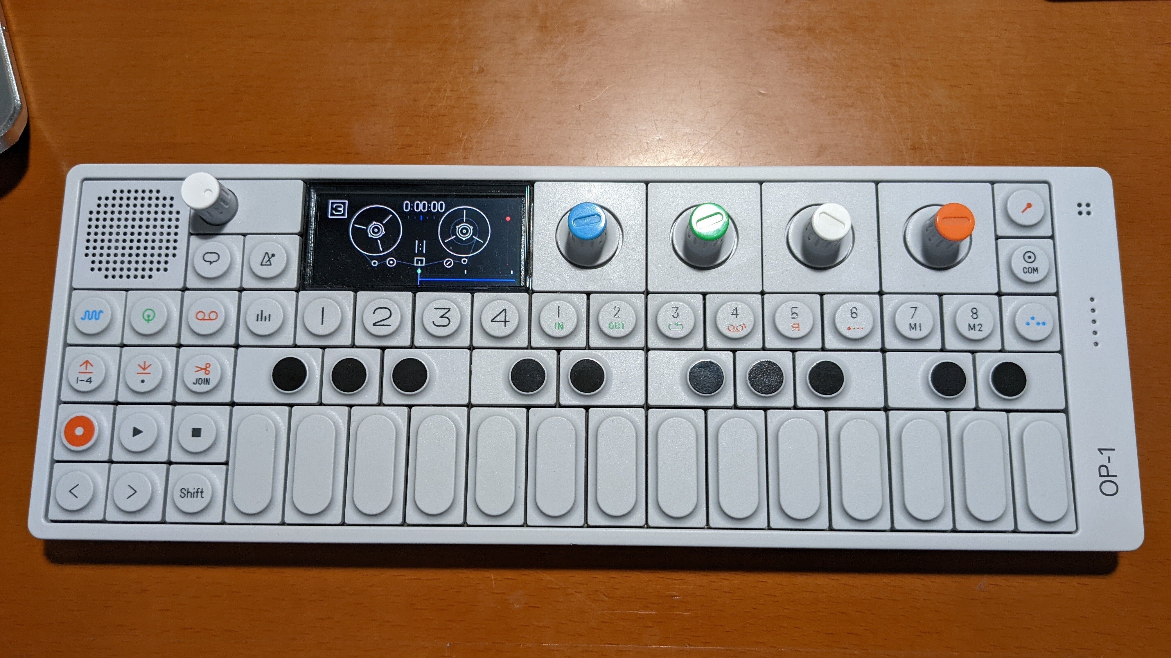 Teenage Engineering のポータブルシンセ OP-1 と電子楽器はたまに電源