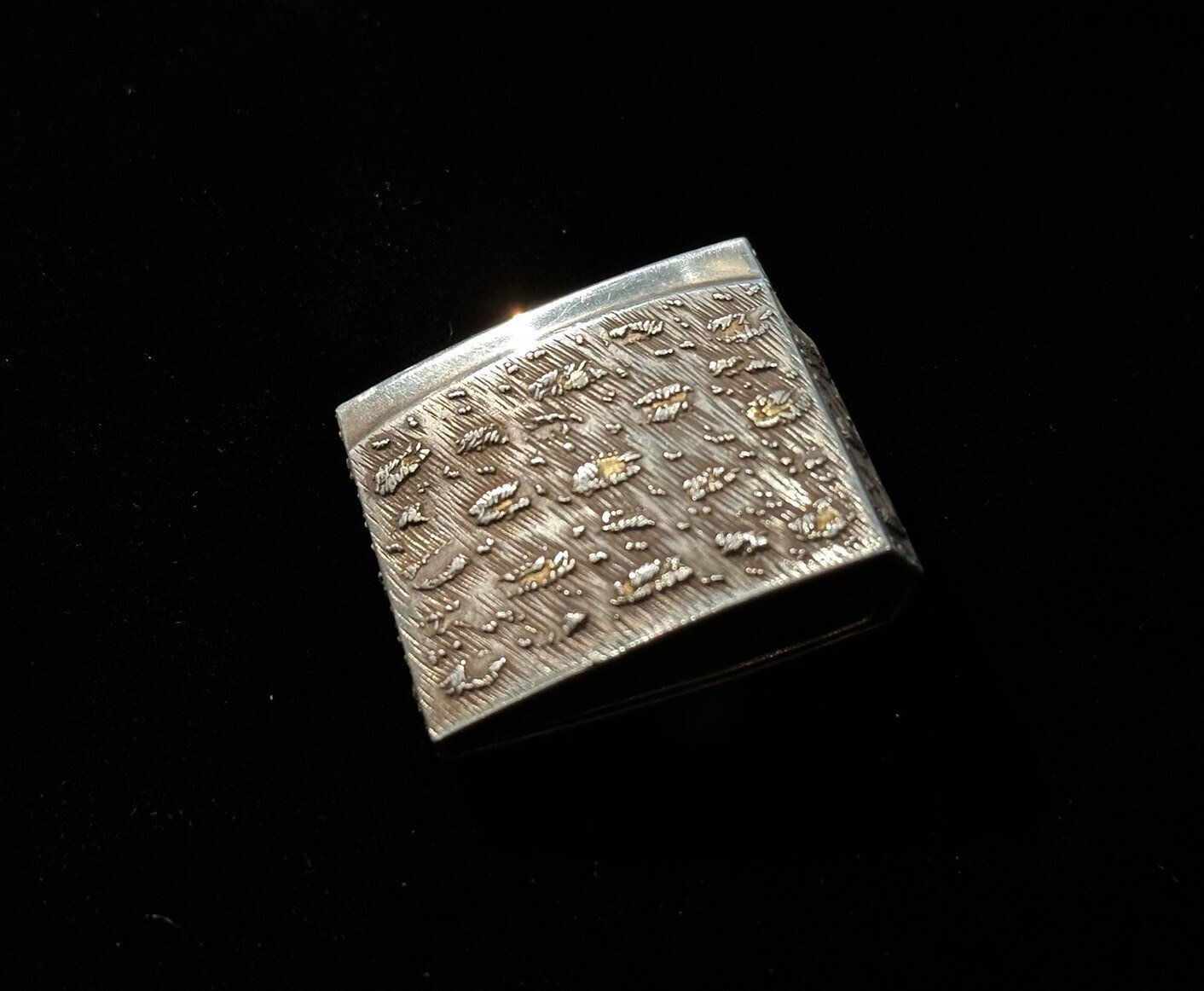 祖父刀③ 祖父の刀に付いている鎺。よく見ると意外に洒落ていた｜刀箱