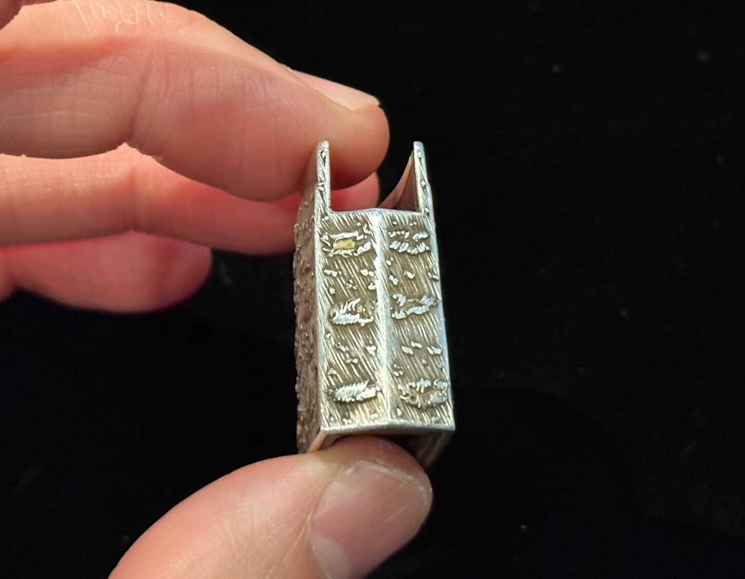 祖父刀③ 祖父の刀に付いている鎺。よく見ると意外に洒落ていた｜刀箱