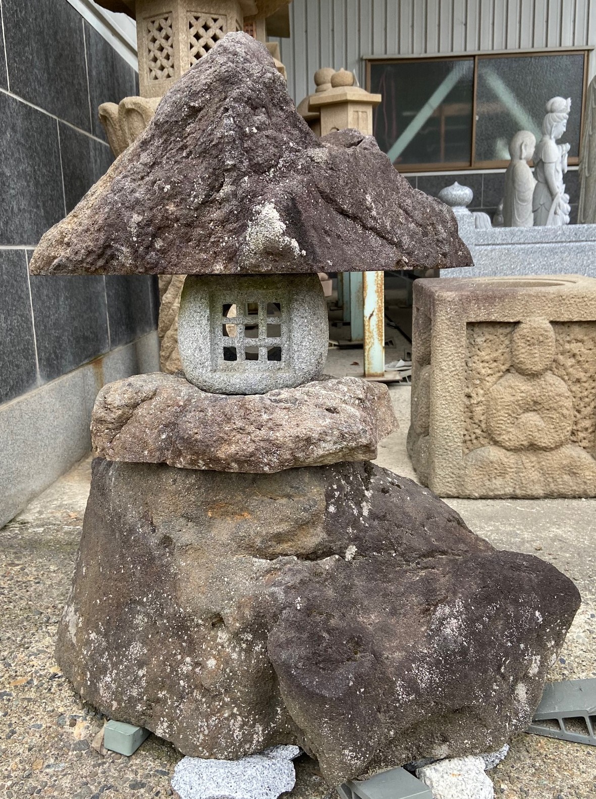 鳥海山灯籠 | 朝倉商事株式会社