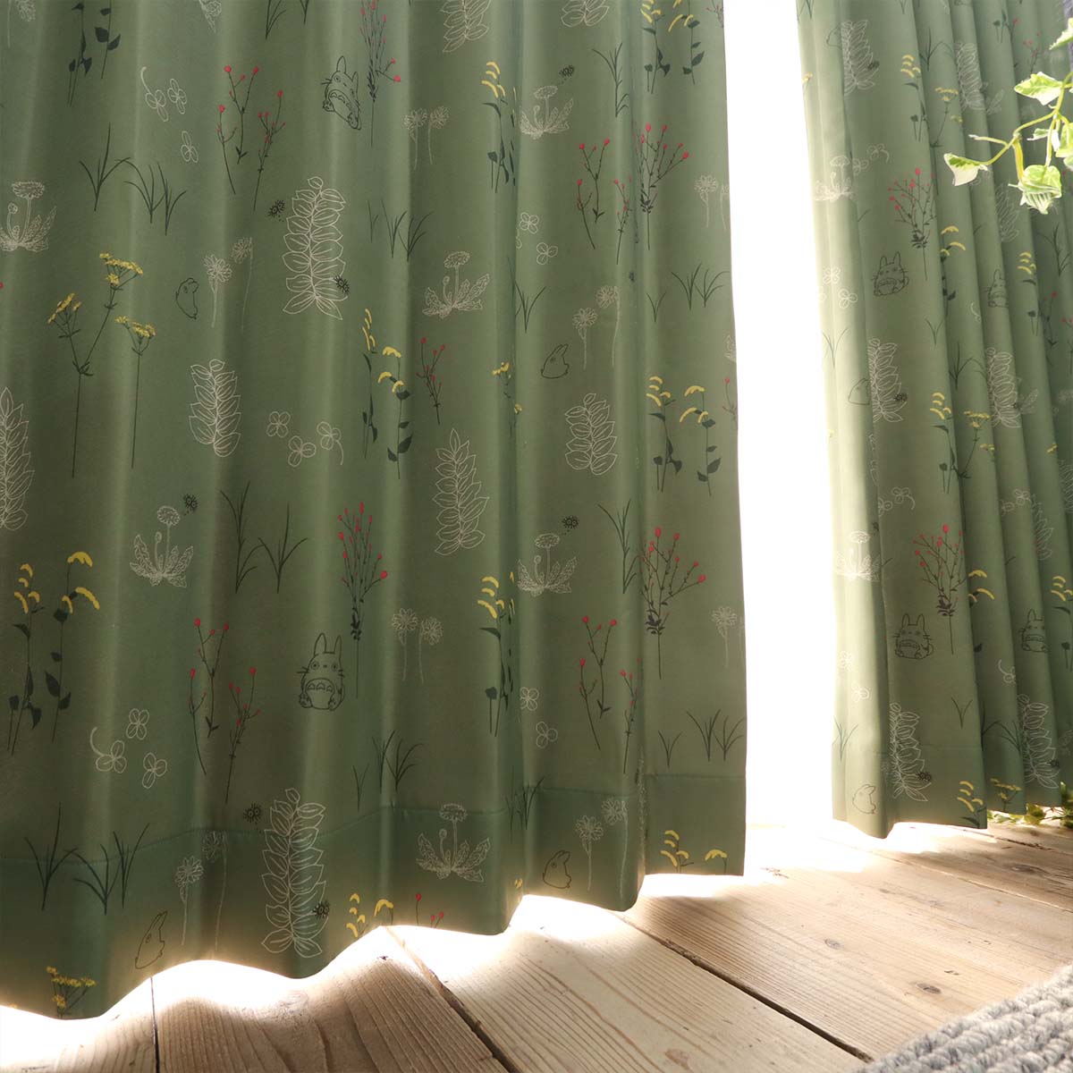 ジブリシリーズ！トトロがお花畑に見え隠れしている柄のカーテン