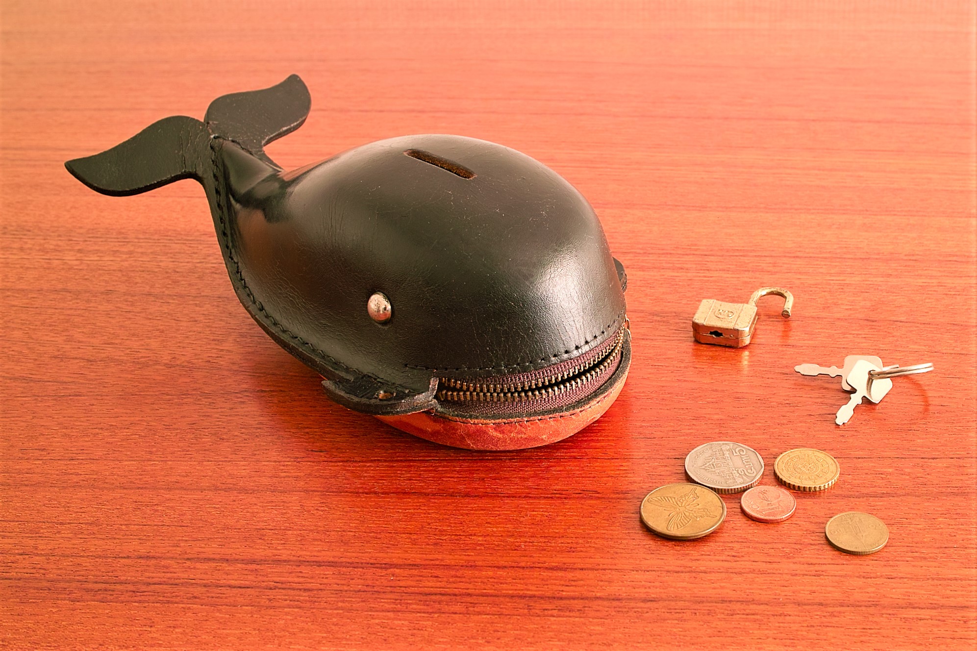 No.7001「ヌメ革の貯金箱〈クジラ〉：鴻池製作所」SOLD | ボルトナット